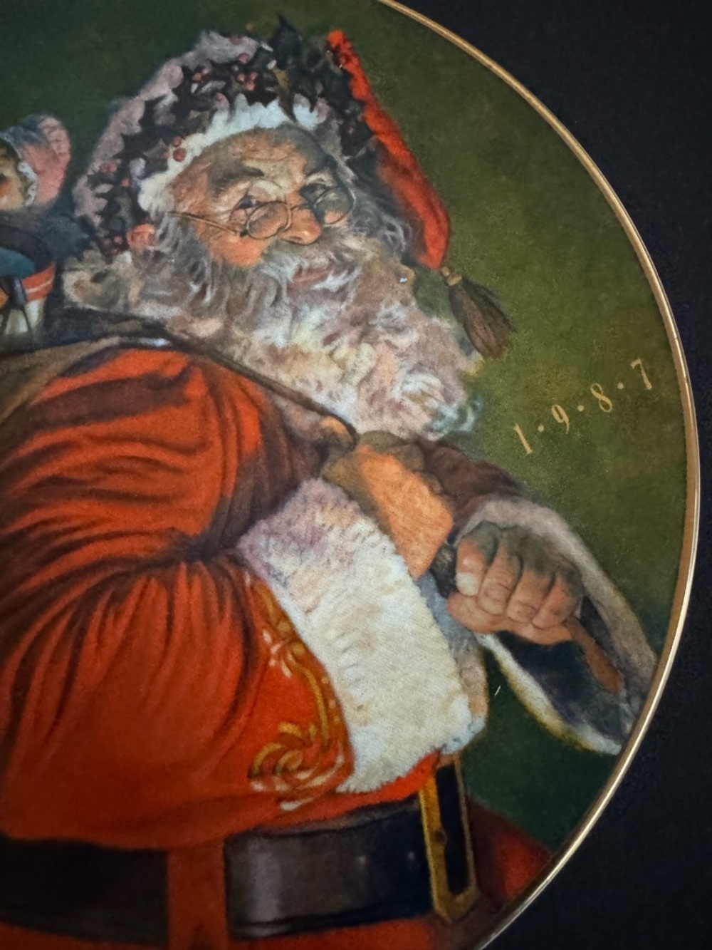 Avon Santa Claus Christmas Collector Plate 1987 Porcelain Trimmed in 22K Gold